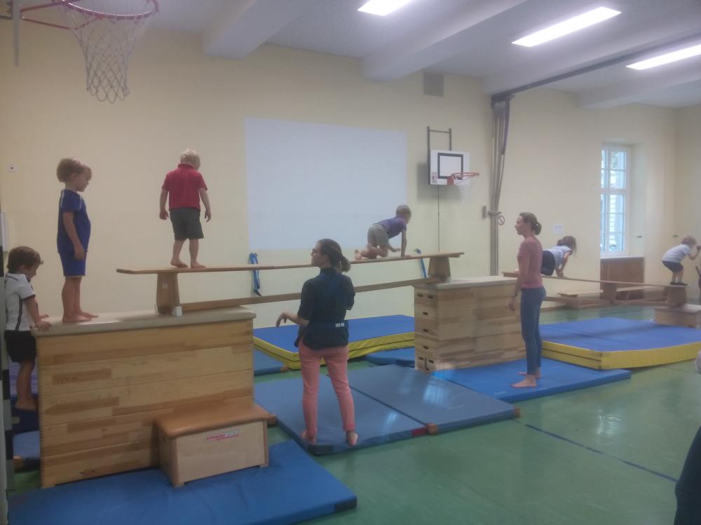 Kinderturnen Balancieren hohe Langbank Bewegungslandschaft Kinderturnen Balancieren hohe Langbank Bewegungslandschaft