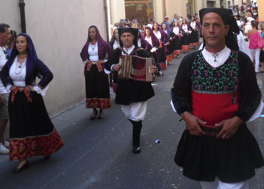 Irgoli donna e uomo e musicista in costume