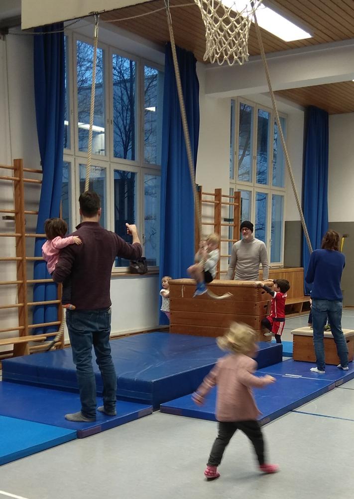 Kinderturnen SChwingen Taue hoher Kasten Kinderturnen SChwingen Taue hoher Kasten