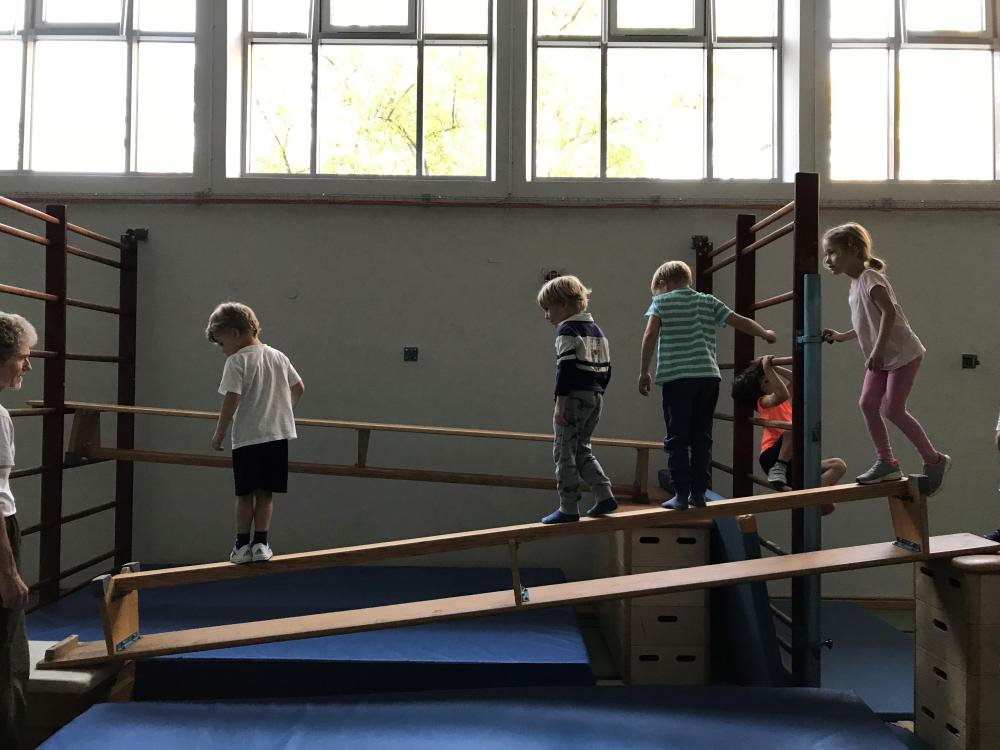 Kinderturnen Balancieren und Klettern Kinderturnen Balancieren und Klettern