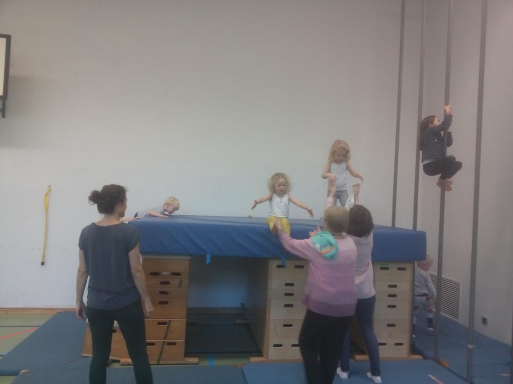 Kinderturnen Stangenklettern mit Weichboden auf Kästen Kinderturnen Stangenklettern mit Weichboden auf Kästen