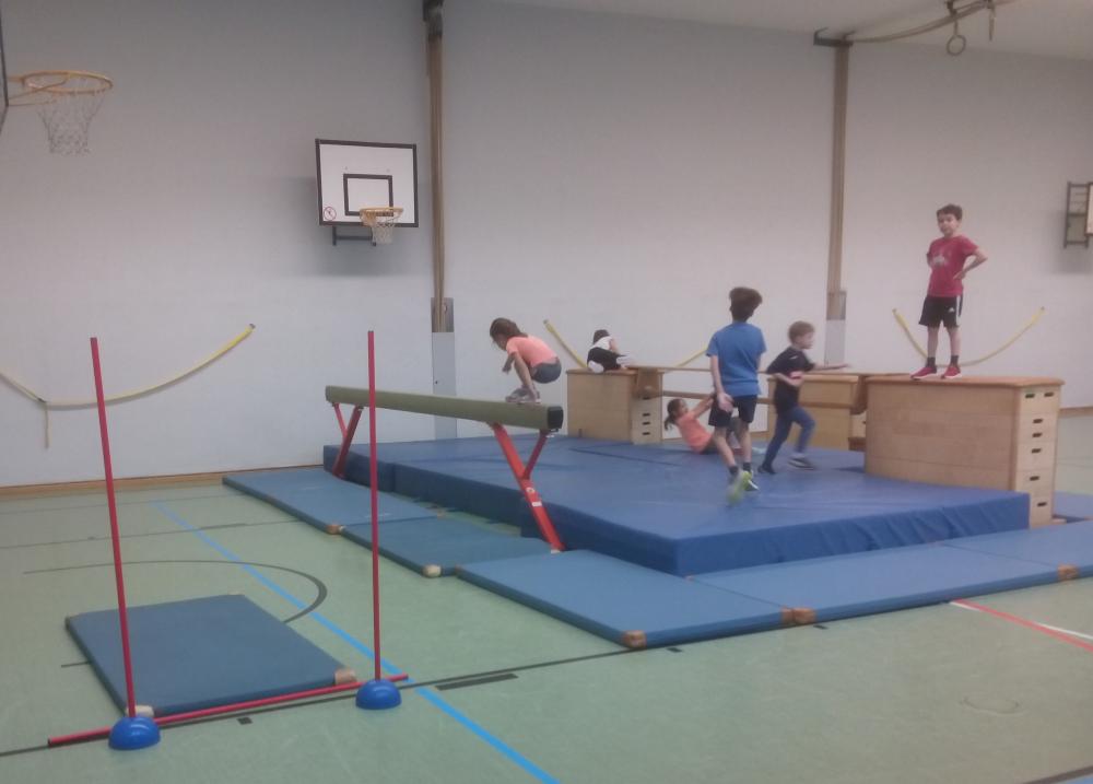 Kinderturnen Zirkus-Aufbau Kinder probieren Kinderturnen Zirkus-Aufbau Kinder probieren