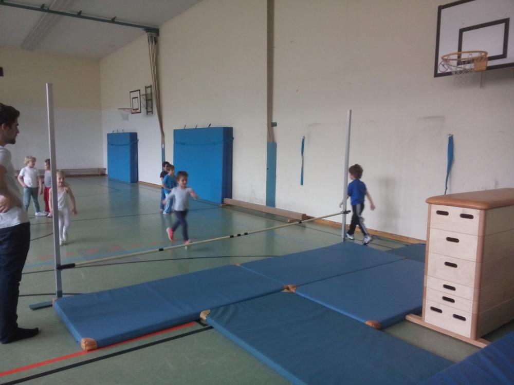 Kinderturnen Zirkus Pferde springen über Latte Kinderturnen Zirkus Pferde springen über Latte